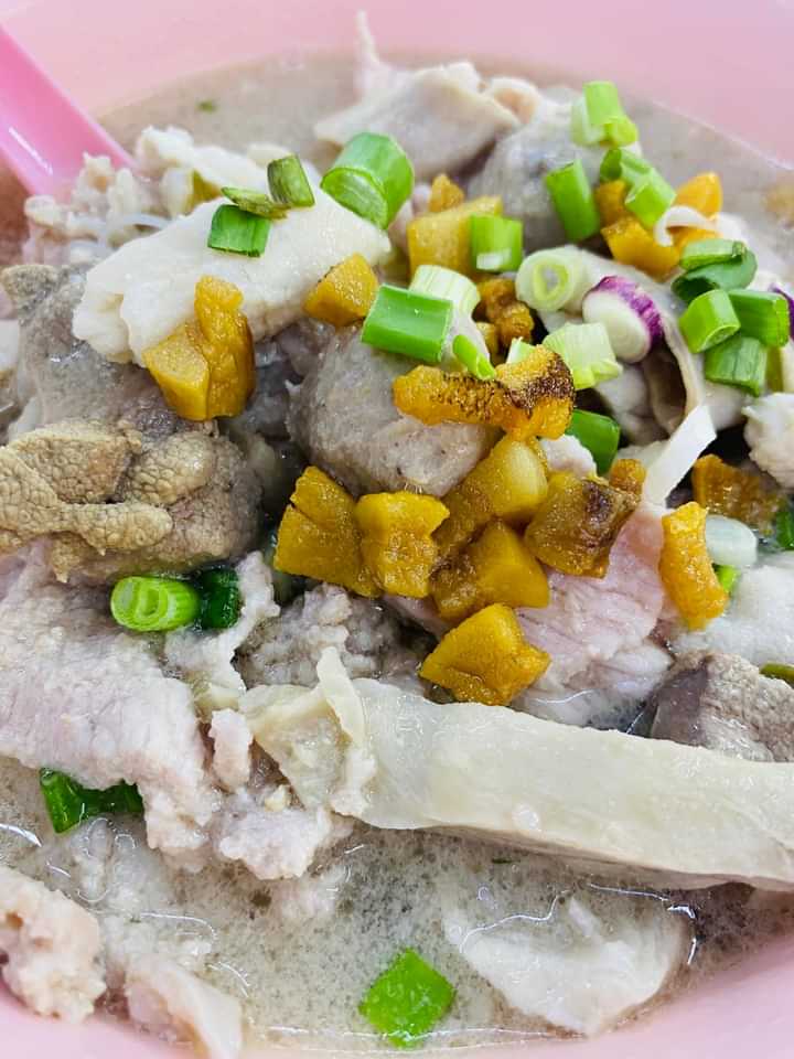 香菇鸡脚面 Braised Chicken Feet with Mushroom